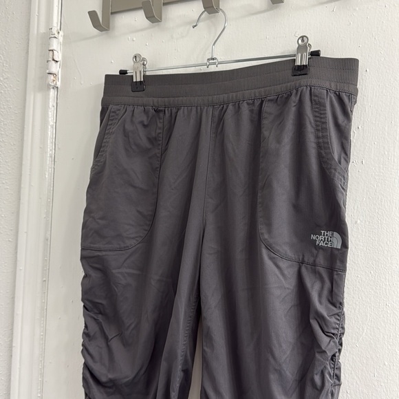 NORTH FACE Girls Jogger Pants XL (18) in gray Ruched Cropped Pull On Outdoor - Picture 2 of 6